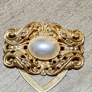Vintage Elegant Gold Filigree Brooch with Pearl Accent
